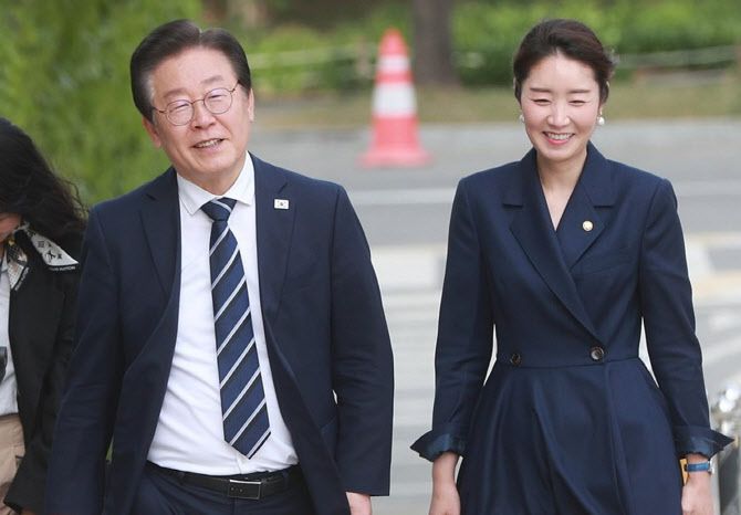 이재명 대통령(당시 더불어민주당 대표)이 2023년 4월 24일 서울 여의도 민주당 중앙당사에서 열린 전세사기 피해 고충 접수센터 현판식 후 강선우 의원(당시 대변인)과 국회로 이동하고 있다. (사진=국회사진기자단)