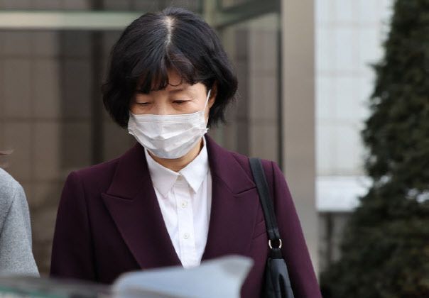 21대 총선 당시 재산을 축소 신고했다는 혐의로 재판에 넘겨진 무소속 양정숙 의원이 서울 양천구 서울남부지방법원에서 열린 1심 선고공판을 마친 뒤 법원을 나서고 있다.(사진=연합뉴스)