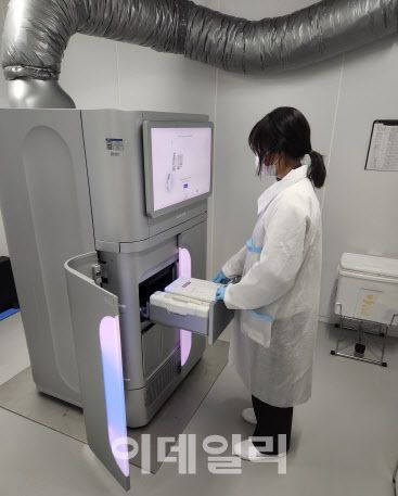 GxD 직원이 멀티오믹스 분석을 진행 중이다. (제공=지니너스, GxD)