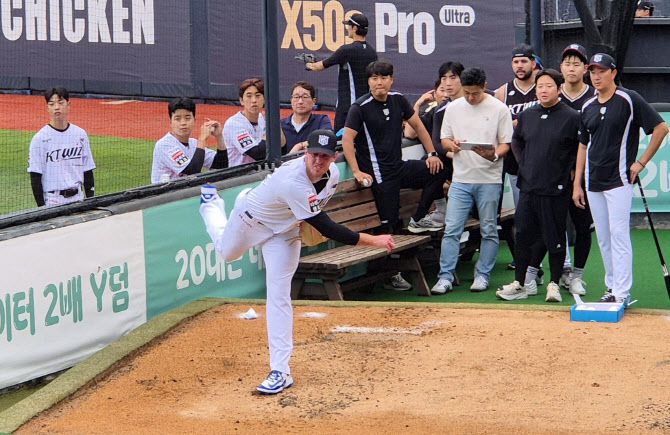 KT위즈 새 외국인투수 패트릭 머피가 불펜에서 연습투구를 하고 있다. 사진=연합뉴스
