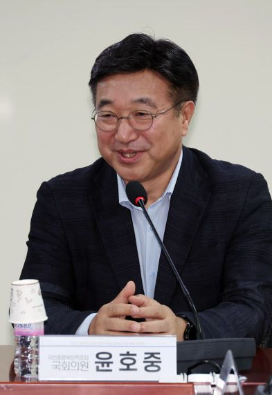 윤호중 행정안전부 장관 후보자가 15일 서울 여의도 국회 의원회관에서 열린 국민총행복증진법 제정 토론회에서 인사말을 하고 있다. (사진=뉴시스)