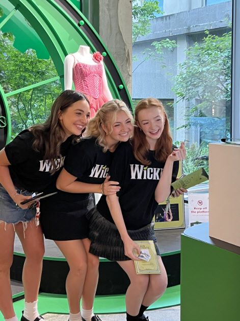 ‘에메랄드 시티 in 아모레성수’에 방문한 뮤지컬 ‘위키드’의 내한 공연 배우들(사진=클립서비스).