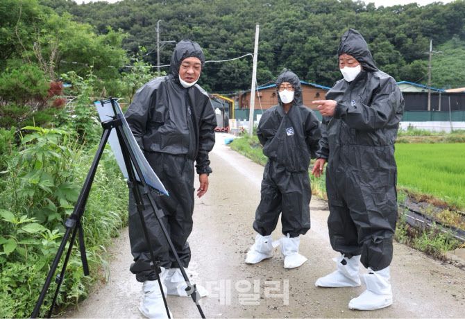 김경일 시장(오른쪽)이 방역 상황을 점검하고 있다.(사진=파주시 제공)