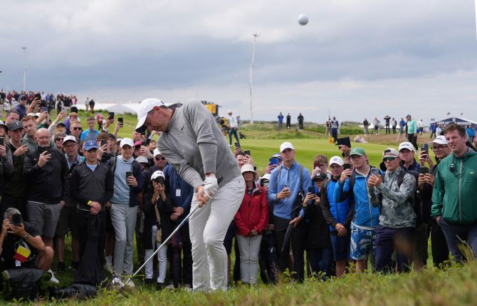 2번홀에서 어프로치샷으로 그린을 공략하는 로리 매킬로이. (사진=AFPBBNews)