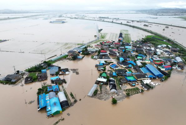 지난 17일 충남 예산군 삽교읍 용동3리 일대 마을이 폭우로 침수돼 있다.(사진=연합뉴스)
