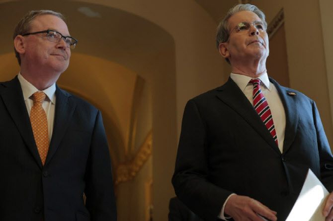 스콧 베센트 미국 재무장관(오른쪽)과 케빈 해싯 백악관 국가경제위원장이 지난 4월 워싱턴 DC 국회의사당에서 열린 회의에 참석한 후 취재진들과 이야기를 나누고 있다. (사진=게티이미지)