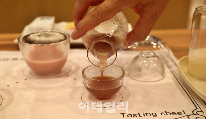 부산 양조장 ‘기다림’ 에서는 방문객을 대상으로 막걸리 칵테일을 만드는 체험을 진행한다.