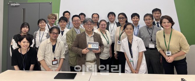 지니너스 일본법인 GxD에서 박웅양 대표(가운데)와 정민영 법인장(박 대표 뒤)가 직원들과 사진 촬영을 하고 있다. (제공=지니너스)