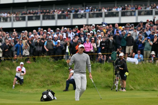 로리 매킬로이가 2번홀에서 버디를 잡아낸 뒤 주먹을 쥐고 있다. (사진=AFPBBNews)