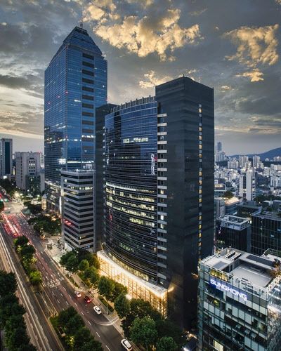 서울 강남구 역삼동에 위치한 아크플레이스 전경.
