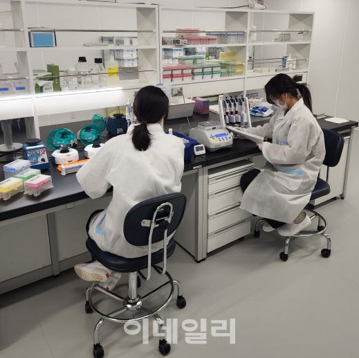 GxD 직원들이 멀티오믹스 분석 업무를 진행 중이다. (제공=지니너스, GxD)