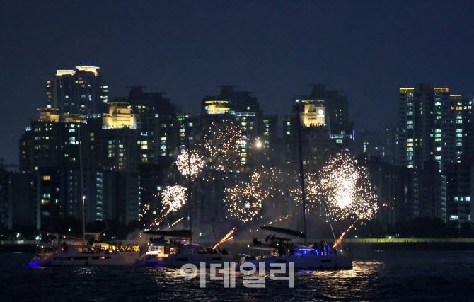 부산 광안리 앞바다에서는 매일밤 요트 체험객들을 대상으로 불꽃놀이를 한다.