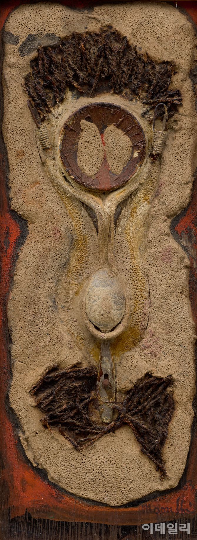 문신의 ‘무제’(1963). 프랑스 파리에서 접한 앵포르멜·신사실주의·신구상 등 다양한 미술사조의 영향을 받아 형식·재료·기법에 구애받지 않고 조형적인 실험을 시도한 작품 중 한 점이다. 패널에 시멘트를 두껍게 바르고 숟가락·노끈 등 일상의 오브제를 붙였다. 작가의 친구이자 스페인 출신 화가인 모나를 모델로 삼았다고 알려진 이 작품은 1967년 신세계갤러리 ‘문신 도불 작품전’에 걸리기도 했다. 패널에 혼합재료, 60×22.3㎝. 국립현대미술관 소장.