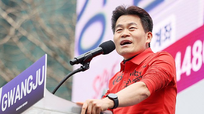 15일 오후 광주 동구 금남로에서 개신교 단체 세이브코리아가 개최한 윤석열 대통령 탄핵 반대 및 석방 촉구 국가비상기도회에서 한국사 강사 전한길 씨가 발언하고 있다. 2025.2.15 (사진=연합뉴스)