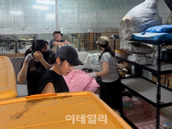 산수의천사들 자원봉사 시민들이 모여 이전작업을 돕고 있는 모습.(사진=산수의천사들)