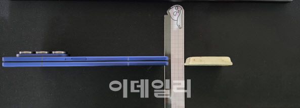 갤럭시 Z폴드7과 킷캣 두께 비교(사진=윤정훈 기자)