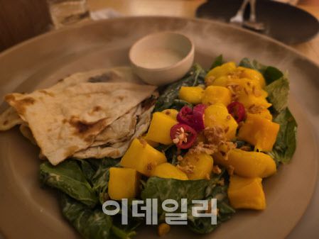 갤럭시 Z폴드7로 촬영에서 ‘음식사진’ 모드로 찍은 사진 망고 샐러드 뒤에 드라이아이스 연기까지 사진이 자연스럽게 포착한 모습(사진=윤정훈 기자)