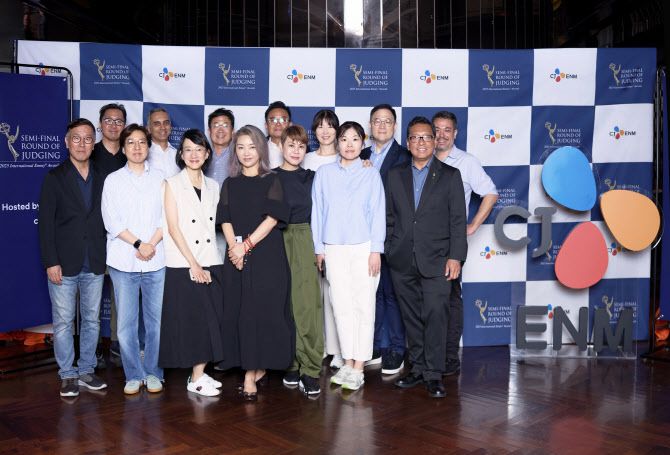 2025 국제 에미상‘ 세미 파이널 심사에 참여한 심사위원들이 기념촬영을 하고 있다. 사진=CJ ENM