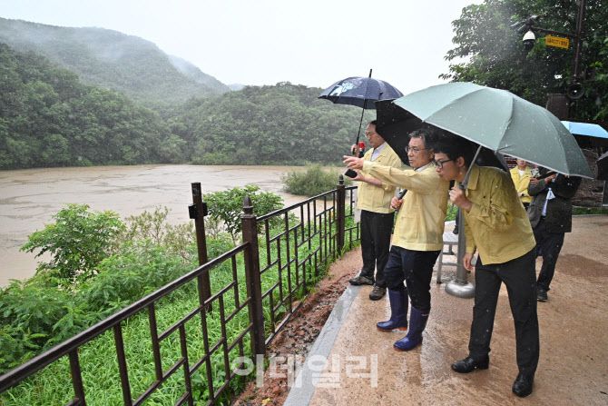 허민 국가유산청장(가운데)이 19일 오후 울산 울주군 소재 ‘울주 대곡리 반구대 암각화’를 방문해 호우 속 암각화의 안전상태를 관계자들과 점검하고, 철저한 대비를 당부하고 있다. (사진=국가유산청장)