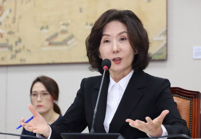 이진숙 사회부총리 겸 교육부 장관 후보자가 16일 서울 여의도 국회 교육위원회에서 열린 인사청문회에서 의원 질의에 답하고 있다. (사진=뉴시스)