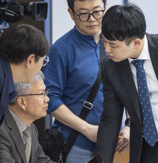 김택우 대한의사협회장(왼쪽)과 한성존 대한전공의협의회 비상대책위원장이 19일 서울 용산구 대한의사협회 대강당에서 열린 전공의협의회 임시대의원 총회에서 만나 대화하고 있다.(사진=연합뉴스)