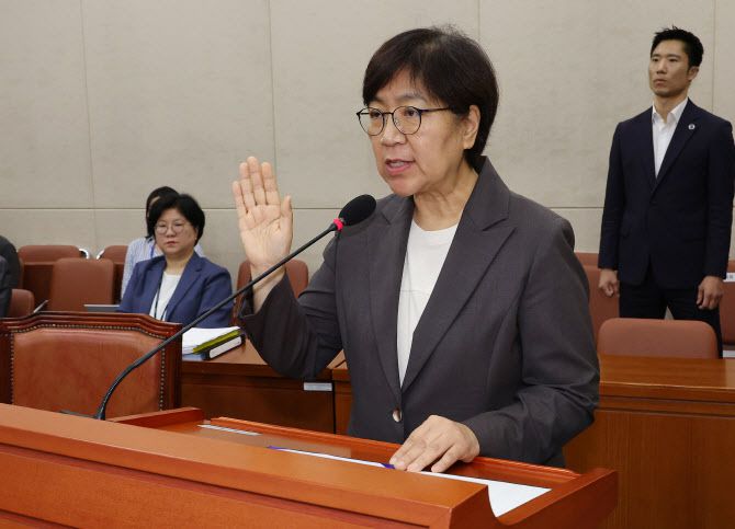 정은경 보건복지부 장관 후보자가 18일 국회 보건복지위원회에서 열린 인사청문회에서 선서하고 있다. (사진=연합뉴스)