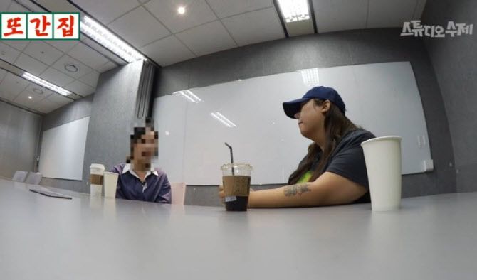 여수 맛집에서 '혼밥' 영상을 올린 유튜버 A(왼쪽)씨와 방송인 풍자.(사진=스튜디오 수제 유튜브 채널)