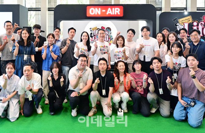 LG전자가 국내 11개 사업장에서 임직원을 대상으로 ‘Life’s Good ON AIR(지금, 우리가 하는 모든 일들이 LG전자 브랜드를 만듭니다)’ 행사를 진행했다. 사진은 지난달 23일 여의도 LG트윈타워에서 열린 행사에서 조주완 CEO(가운데)가 임직원들과 함께 기념촬영 중인 모습. (사진=LG전자)