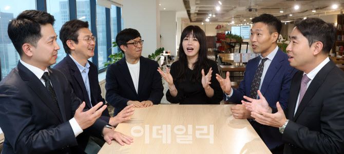 (왼쪽부터)정현 법무법인 율촌 회계사, 박재범 포스코경영연구원 수석연구원, 황경인 산업연구원 박사, 박소연 김앤장 법률사무소 외국변호사, 구자민 미국 커빙턴 앤 벌링 변호사, 홍욱선 법무법인 율촌 외국변호사가 16일 서울 중구 KG타워에서 ‘미국 하나의 크고 아름다운 법안(OBBBA) 관련 전문가 대담’에서 토론하고 있다.(사진=방인권 기자)