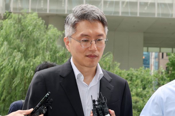 ‘집사 게이트 의혹’을 받는 류긍선 카카오모빌리티 대표가 21일 서울 종로구 KT광화문빌딩에 마련된 김건희 여사 관련 의혹을 수사 중인 민중기 특별검사팀 사무실에 출석하고 있다. (사진=연합뉴스)