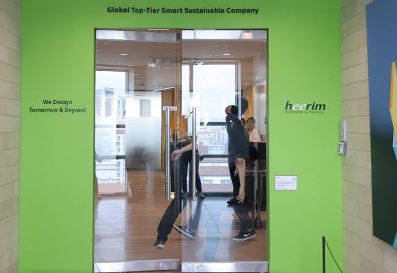 김건희 여사 관련 의혹을 수사하는 민중기 특별검사팀이 21일 코바나컨텐츠 후원업체인 서울 강동구 희림종합건축사무소 사무실 압수수색에 나섰다. (사진=연합뉴스)