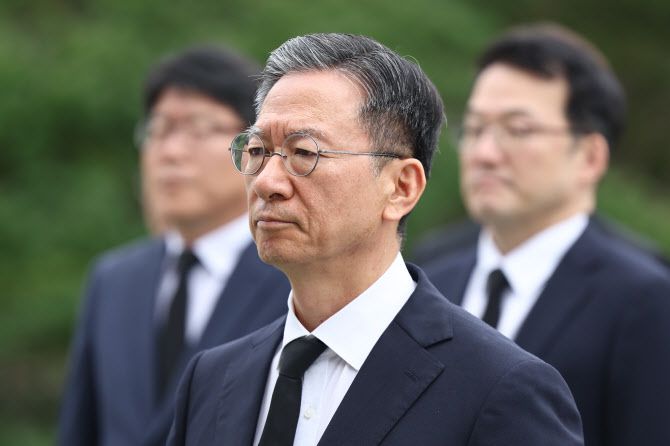 정성호 법무부 장관이 21일 서울 동작구 국립서울현충원 현충탑에 참배하고 있다. (사진=연합뉴스)