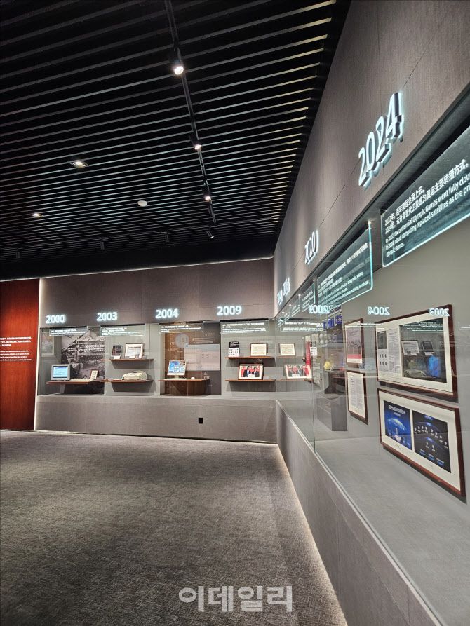 중국 베이징 알리바바 캠퍼스 내 전시관에 연혁별 사업 성과가 전시돼있다. (사진=이데일리 이명철 특파원)