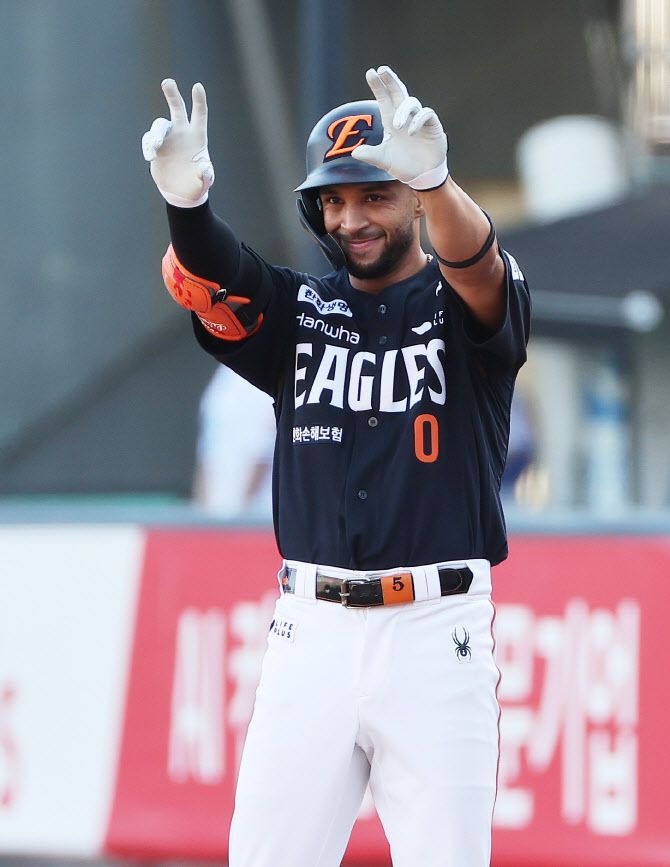 20일 수원케이티위즈파크에서 열린 2025 KBO리그 프로야구 한화이글스 대 KT위즈 경기. 1회초 무사 주자 1루에서 한화 리베라토가 안타를 치고 기뻐하고 있다. 사진=연합뉴스