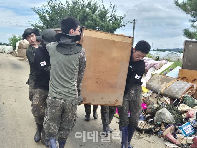 호우피해 복구지원 모습(사진=육군)