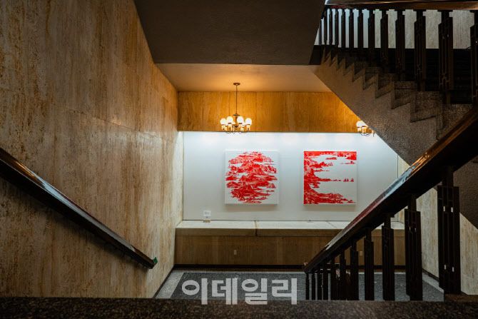 세종문화회관 대극장 남측 계단에서 전시하는 이세현 작가의 ‘Beyond Red-023AUG01’. (사진=세종문화회관)