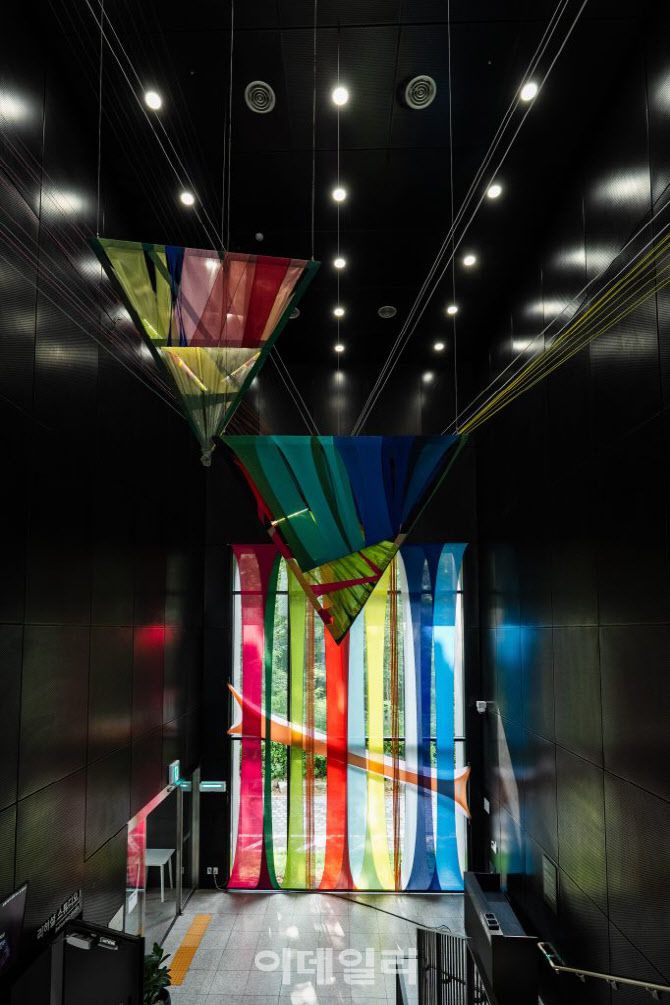노들섬 서울시발레단 연습실 로비에서 전시하는 정다운 작가의 ‘빛의 무대’. (사진=세종문화회관)