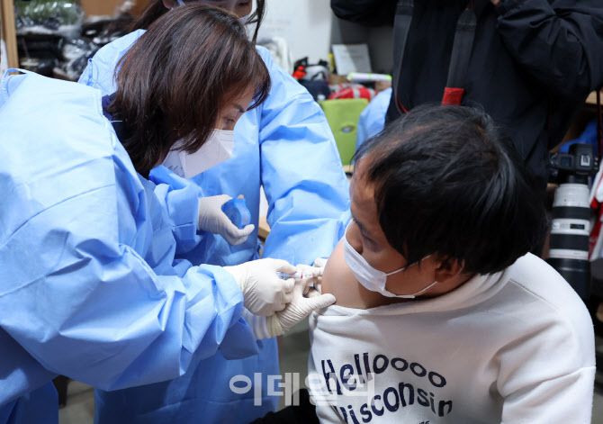 서울 중구 서울역 다시서기희망지원센터에서 노숙인 및 쪽방 주민들에게 무료 독감예방 접종을 시행하고 있는 모습. (사진=방인권 기자)