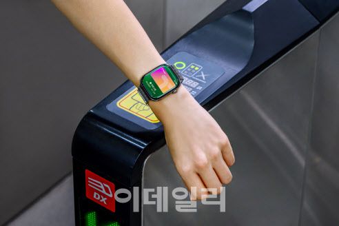 지하철에서 애플워치를 통해 티머니 결제를 하고 있다(사진=애플)