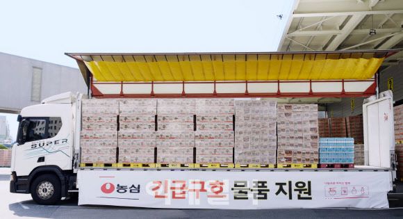 농심이 이머전시 푸드팩 사업으로 재난지역에 구호품을 지원하고 있는 모습 (사진=농심)