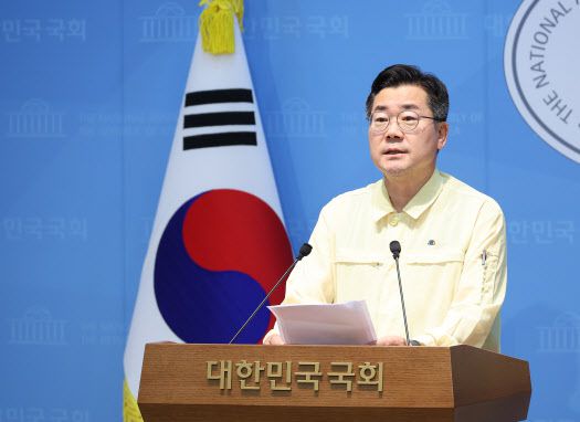 박찬대 더불어민주당 당대표 후보가 24일 국회 소통관에서 검찰개혁 등 현안 관련 기자회견을 하고 있다. (사진=연합뉴스)