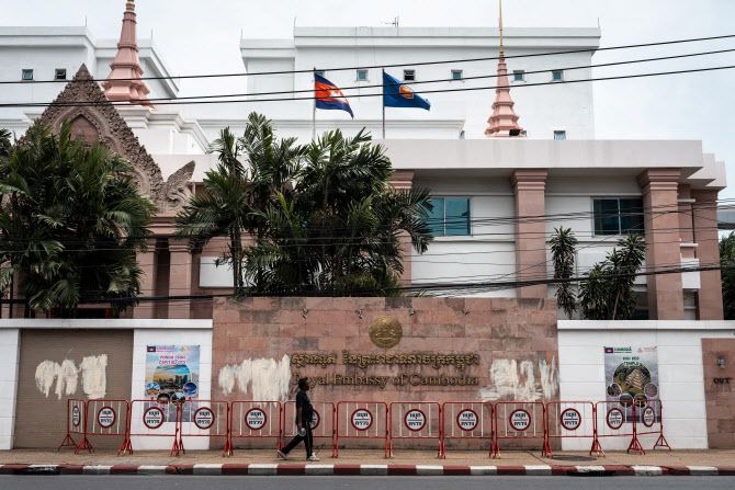 24일 태국 방콕에 위치한 캄보디아 대사관.(사진=AFP)