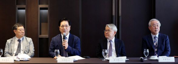 이영훈 한국기독교역사문화재단 이사장이 25일 서울 중구 더플라자호텔에서 열린 ‘한국기독교역사문화관’ 개관 관련 기자간담회에서 인사말을 하고 있다. 왼쪽부터 안교성 한국기독교역사문화관 관장, 한국기독교역사문화재단 이 이사장, 한기채 부이사장, 손달익 이사(사진=뉴시스).