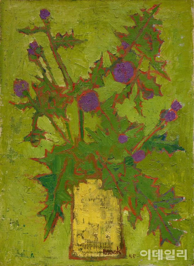 한묵의 ‘엉겅퀴’(1955). “현대의 새로운 조형정신은 한 생명력에의 커다란 감동”이라고 한 작가의 이상주의적 예술세계를 고스란히 드러낸 작품으로 꼽힌다. 추상회화 ‘엉겅퀴’(1958)의 모본으로 추정하기도 한다. 구체적인 자연대상에서 출발하지만 점차 단순화하며 추상회화로 전개해가는 과정을 직관적으로 보여준다. 캔버스에 유화 물감, 45×33.5㎝. 국립현대미술관 소장.