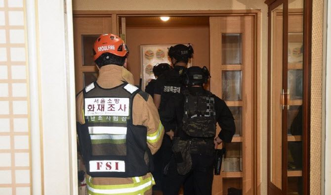 '인천 사제총기 사건' 피의자 자택 수색하는 경찰.(사진=서울소방재난본부 제공)