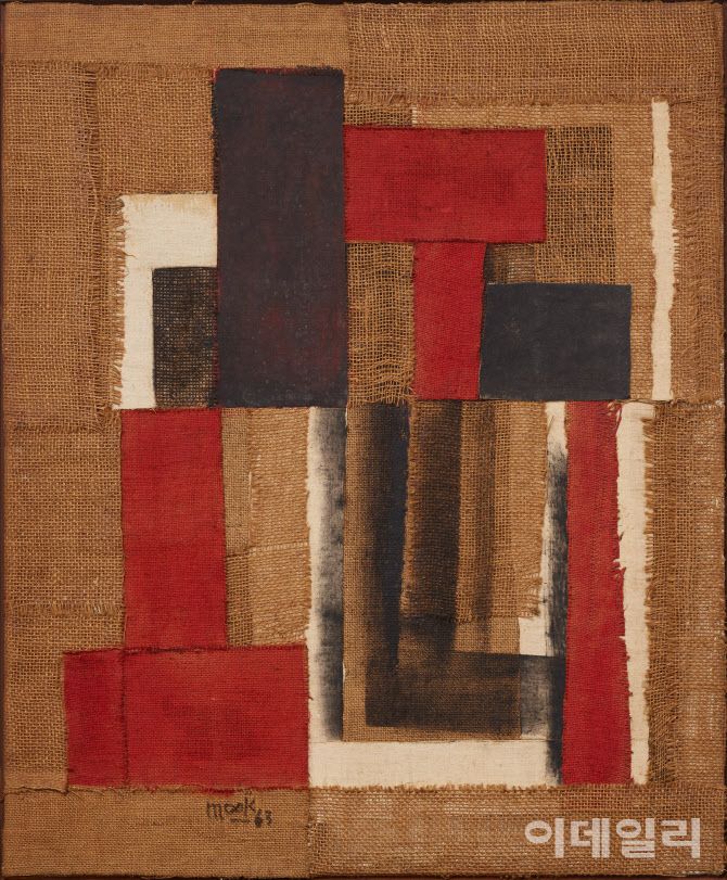 한묵의 ‘「T」구성’(1963). 1961년 프랑스로 건너간 이후 ‘파리’라는 낯선 제작환경 속에서 받아들인 새로운 조형요소를 실험하는 과정을 내보인 작품이다. 넓고 성긴 마대 천에 사각형·직사각형 등 기하학적 형태의 붉은색과 검은색을 배치했다. 천을 붙여낸 콜라주 기법도 보인다. 화면의 프레임을 벗겨내고 찾은 또 다른 공간 속에서 추구한 조화·균형감각이 보인다. 지난 5월 1일 국립현대미술관 서울에서 개막한 ‘MMCA 서울 상설전: 한국현대미술 하이라이트’에 나왔다. 황마에 유화 물감·천·콜라주, 73×60㎝. 국립현대미술관 소장.