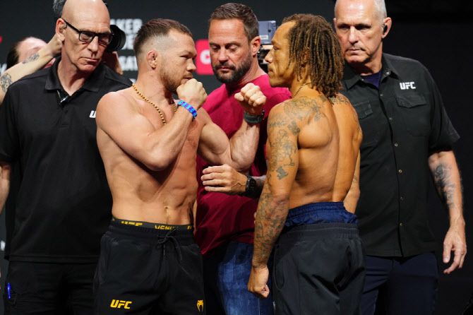 페트르 얀(왼쪽)과 마커스 맥기가 공식계체를 마친 뒤 신경전을 벌이고 있다. 사진=UFC
