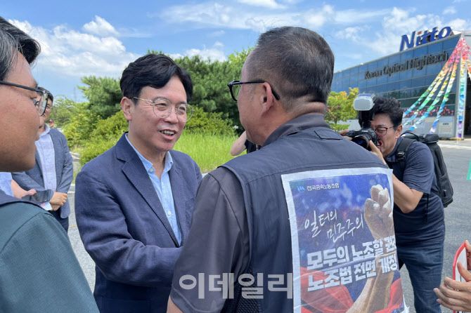김영훈(왼쪽 두번째) 고용노동부 장관이 26일 경북 구미 한국옵티칼하이테크 공장을 찾아 금속노조 관계자들과 인사를 나누고 있다.(사진=서대웅 기자)