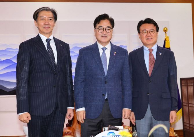 지난해 8월 당시 조국혁신당 조국 대표(왼쪽)와 황운하 원내대표(오른쪽)가 국회에서 우원식 국회의장과 기념 촬영하고 있다. (사진=연합뉴스)