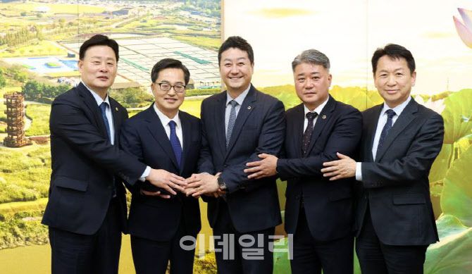 지난 4월 김진경 의장 주재로 열린 김동연 경기도지사와 도의회 여야 양당 대표의원 간담회에서 참석자들이 기념사진을 찍고 있다. 왼쪽부터 최종현 도의회 더불어민주당 대표의원, 김동연 지사, 김진경 의장, 김정회 도의회 국민의힘 대표의원, 고영인 경기도 경제부지사.(사진=경기도의회)